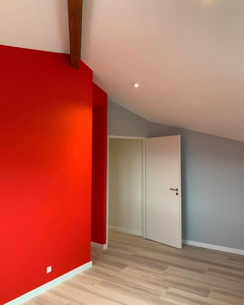 Peinture décorative rouge, grise et blanche réalisée par GS Décor, peintre décorateur en Isère