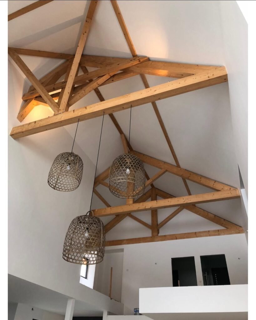 Travaux de peinture intérieure avec poutres apparentes réalisés par GS Décor en Isère