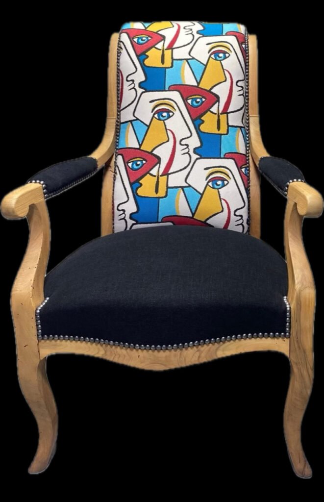 Fauteuil restauré avec tissu coloré par RecDesign, tapissier d’ameublement à Cuers