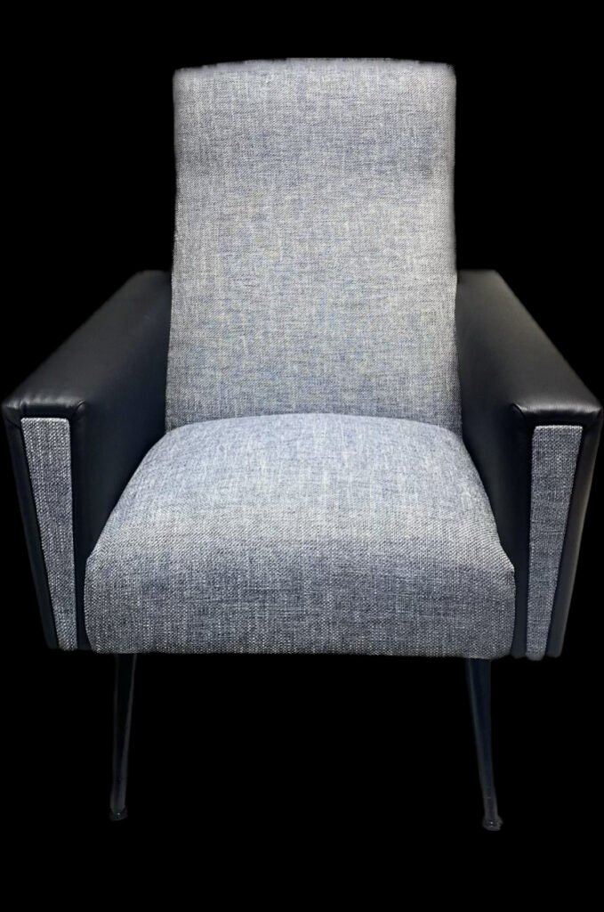 Fauteuil contemporain retapissé en tissu gris par RecDesign, tapissier d’ameublement dans le Var