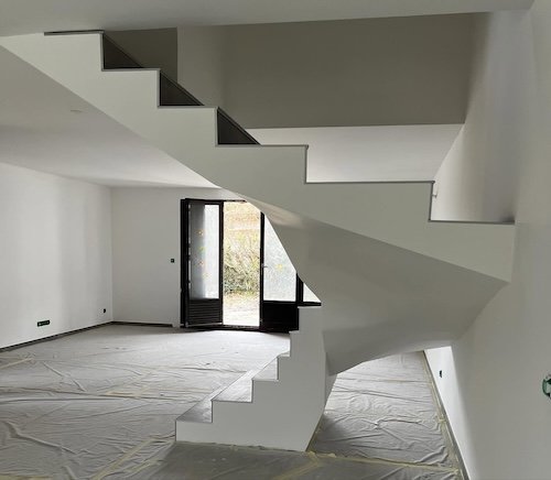 Rénovation et remise en peinture d’un escalier intérieur contemporain par GS Décor en Isère