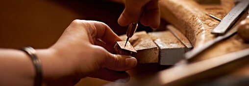 Savoir-faire artisanal – Artisans & Savoir-Faire Mains d’un artisan travaillant une pièce de bois, illustration du savoir-faire artisanal